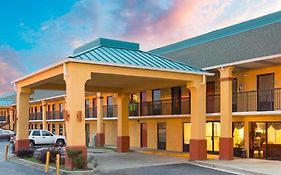 Super 8 by Wyndham Orangeburg Near I-26
